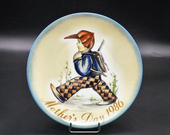 Schmid Hummel Plate "Home From School" Mother's Day 1986 – Limited Edition Collectible, Vintage Porcelain Wall Decor, 19.5 cm.
