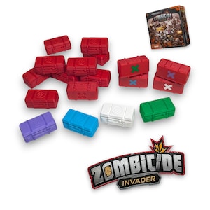 Peut inclure: Un assortiment de coffres miniatures colorés et une boîte de jeu, tous arborant le logo "Zombicide: Invader". Les coffres sont de différentes couleurs, dont le rouge, le vert, le bleu, le violet et le blanc, certains marqués d'un "X" ou d'autres symboles.