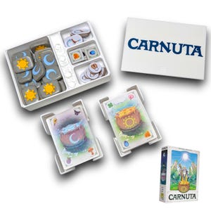 Könnte beinhalten: Ein Brettspiel-Set mit verschiedenen Komponenten. Das Set enthält eine weiße Box mit dem Wort "CARNUTA" in Blau, Spielkarten und graue Kacheln mit Sonnen- und Mondsymbolen. Die Spielkarten zeigen Illustrationen von Töpfen und anderen Designs.
