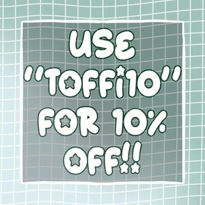 K&ouml;nnte beinhalten: Wei&szlig;er Text auf einem gr&uuml;n-wei&szlig;en Gitterhintergrund. Der Text lautet "USE 'TOFFI10' FOR 10% OFF!" mit Sternen um den Text.