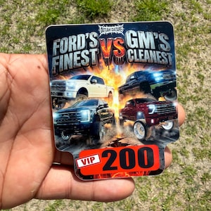 Puede incluir: Un juego de tres tazas de cerámica con un acabado mate moteado. Las tazas son de color crema, gris claro y gris oscuro. Cada taza tiene un diseño simple y minimalista, ideal para café o té.