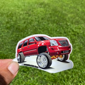 Può includere: Un adesivo rosso di un SUV con grandi ruote cromate e il testo "@poppinclutches".