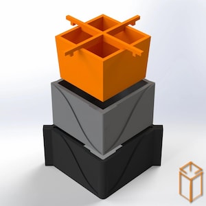 Puede incluir: Un contenedor de almacenamiento geométrico de tres niveles en naranja, gris y negro. El contenedor naranja superior tiene un divisor en forma de cruz. El contenedor gris tiene un diseño ondulado y el contenedor inferior es negro.