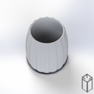 Puede incluir: Una maceta gris claro, con costillas verticales y base redonda. El borde superior tiene un borde texturizado e irregular. La maceta tiene un interior cil&iacute;ndrico y es adecuada para contener plantas u otros objetos decorativos.