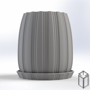Puede incluir: Una maceta gris con estr&iacute;as y un platillo a juego. La maceta tiene forma cil&iacute;ndrica con ranuras verticales y una parte superior ligeramente ensanchada. El platillo tiene un dise&ntilde;o estriado similar.