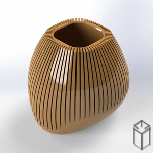 Könnte beinhalten: Eine braune, hölzerne Vase mit einem einzigartigen, geometrischen Design. Die Vase hat eine quadratische Öffnung oben und eine abgerundete, organische Form unten. Die Vase besteht aus dünnen, vertikalen Lamellen, die eine strukturierte Oberfläche erzeugen.