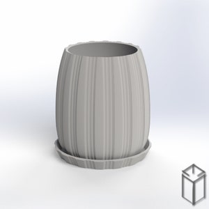 Puede incluir: Una maceta gris claro, con estr&iacute;as verticales, con un platillo a juego. La maceta tiene una forma redondeada, similar a un barril, y un borde festoneado. El dise&ntilde;o es simple y moderno, adecuado para uso en interiores o exteriores.