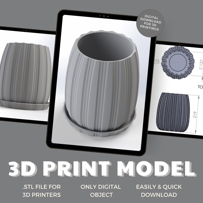 Puede incluir: Una maceta gris impresa en 3D con dise&ntilde;o de rayas verticales, mostrada en una pantalla de tableta. La imagen incluye dibujos t&eacute;cnicos y el texto "3D PRINT MODEL" y "DIGITAL DOWNLOAD FOR 3D PRINTINGS". La maceta mide aproximadamente 21,9 cm de alto.