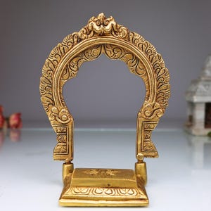 Handgemaakte messing singasan met prabhavali - Pooja Chowki - 7 inch