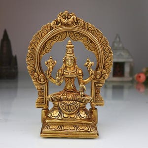 Brass Mookambika Devi Idol: Adi Shakti / Parvati Murti para Pooja y Gifting. imagen 1