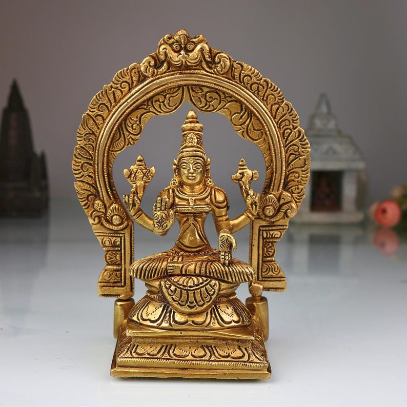Brass Mookambika Devi Idol: Adi Shakti / Parvati Murti para Pooja y Gifting. imagen 1