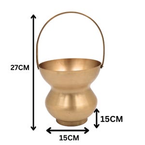 K&ouml;nnte beinhalten: Ein goldfarbener Metalleimer mit Henkel. Der Eimer ist 15 cm breit, 15 cm lang und 27 cm hoch. Der Eimer hat eine einzigartige Form mit einer breiten Oberseite, einem schmaleren Mittelteil und einer breiteren Basis.