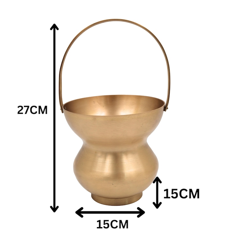 K&ouml;nnte beinhalten: Ein goldfarbener Metalleimer mit Henkel. Der Eimer ist 15 cm breit, 15 cm lang und 27 cm hoch. Der Eimer hat eine einzigartige Form mit einer breiten Oberseite, einem schmaleren Mittelteil und einer breiteren Basis.