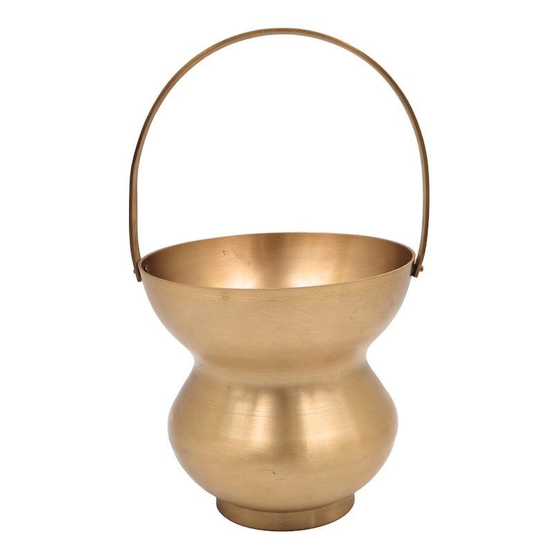 K&ouml;nnte beinhalten: Ein goldfarbener Metalleimer mit gebogenem Griff. Der Eimer hat einen abgerundeten Boden und eine breitere Oberseite mit einem bauchigen Mittelteil. Der Griff ist am oberen Rand des Eimers befestigt.