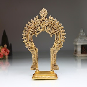 Handgefertigtes Messing Prabhavali mit Ständer: 8-Inch Deity Singhasan Chowki