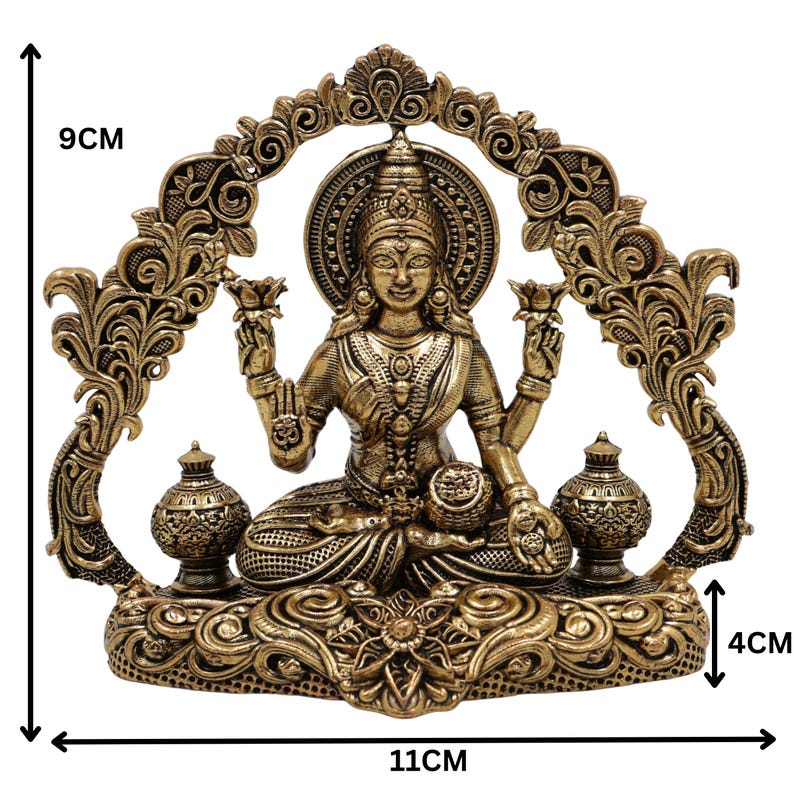 Op de afbeelding: Een bronzen beeld van een zittende godheid, 9 cm hoog en 11 cm breed, met ingewikkelde details. Het beeld heeft een halo, bloemmotieven en twee kleine urnen. De basis is 4 cm hoog. Het algehele ontwerp is sierlijk en gedetailleerd.