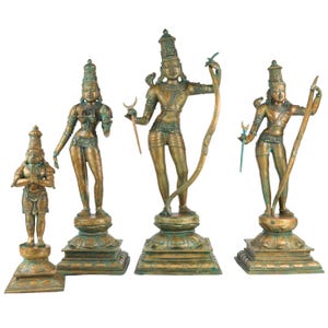 Puede incluir: Una colecci&oacute;n de estatuas de color bronce que representan varias figuras. Las estatuas est&aacute;n sobre bases ornamentadas y presentan ropa y tocados detallados. Algunas figuras sostienen armas u objetos simb&oacute;licos. Las estatuas tienen una apariencia envejecida y antigua.