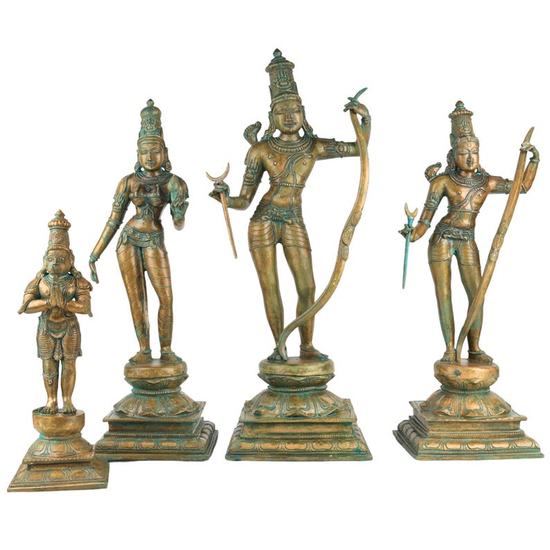 Puede incluir: Una colecci&oacute;n de estatuas de color bronce que representan varias figuras. Las estatuas est&aacute;n sobre bases ornamentadas y presentan ropa y tocados detallados. Algunas figuras sostienen armas u objetos simb&oacute;licos. Las estatuas tienen una apariencia envejecida y antigua.