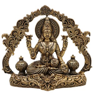 Op de afbeelding: Een gedetailleerd bronzen beeld van een zittende godheid, versierd met ingewikkelde sieraden en lotusbloemen. Het beeld wordt omlijst door een sierlijke boog en rust op een decoratieve basis, die traditionele kunstzinnigheid toont.