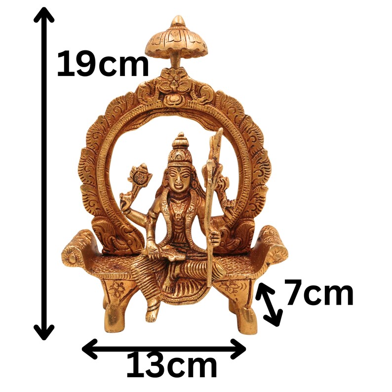 Puede incluir: Estatua de lat&oacute;n detallada de una deidad sentada, de 19 cm de alto, 13 cm de ancho y 7 cm de profundidad. La figura est&aacute; enmarcada por un arco ornamentado y sentada en un banco. Detalles intrincados y tono dorado.
