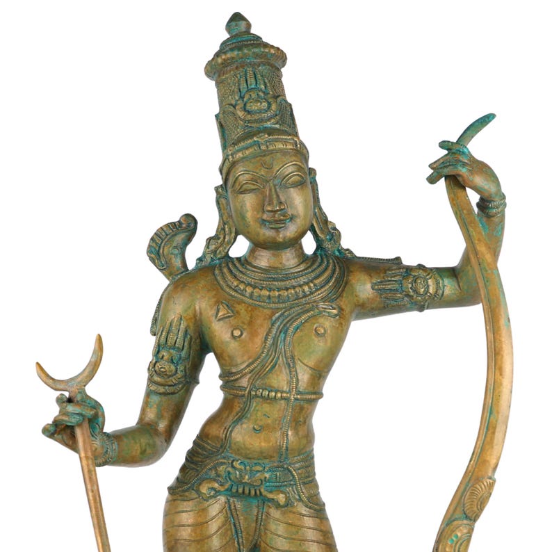 Puede incluir: Estatua de bronce de una deidad con detalles intrincados. La figura lleva un tocado alto y sostiene un arco y un b&aacute;culo con forma de media luna. La estatua tiene un aspecto envejecido con toques de p&aacute;tina turquesa.