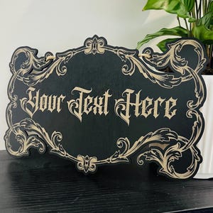 Placa gótica de madeira com texto personalizado - Placa de madeira gravada