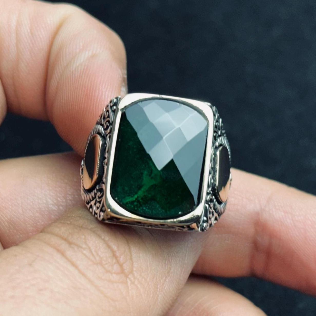 メンズ エメラルド リング：スクエアストーン、三日月型スター