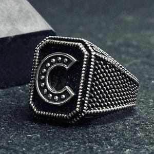 Anel de prata esterlina 925k com inicial – Anel de sinete com letra personalizada para ele e para ela – Joia com monograma gravado personalizado – Presente feito à mão para homens