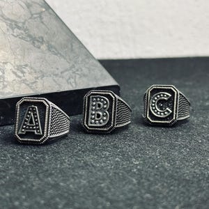Anillo con sello y monograma personalizado: anillo con inicial personalizado en plata de ley 925 k. Joyería unisex grabada. Un regalo único para él o ella.