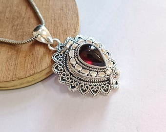 Colgante con compartimento secreto de plata de ley 925 y granate hecho a mano