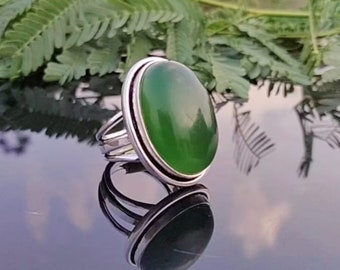 Handgjord nefritjadering: Statementring i sterlingsilver med ädelsten
