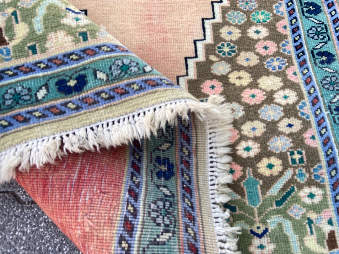 Persian Rug Handwoven Wool Oushak Rug: Vintage Turkish Floral Rug (3 ...