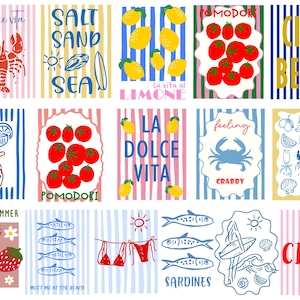 Op de afbeelding: Een verzameling kleurrijke zomerillustraties op gestreepte achtergronden. Ontwerpen omvatten een kreeft, citroenen, tomaten, een cocktail, een krab, aardbeien, vissen en een bikini. Teksten: "La Dolce Vita", "Salt Sand Sea" en "Ciao Bella".