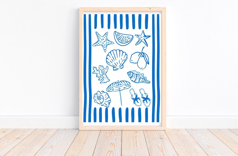 Puede incluir: Un estampado enmarcado con una ilustraci&oacute;n azul y blanca de tem&aacute;tica playera. La obra de arte incluye estrellas de mar, conchas, una rodaja de lim&oacute;n, coral, una sombrilla y sandalias. El fondo tiene rayas verticales azules.