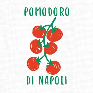 Puede incluir: Ilustraci&oacute;n de seis tomates rojos en un tallo verde, con la inscripci&oacute;n "POMODORO DI NAPOLI" en verde. El dise&ntilde;o est&aacute; sobre un fondo blanco texturizado, evocando un tema culinario italiano fresco.
