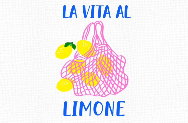 Puede incluir: Ilustraci&oacute;n de una bolsa de red rosa llena de limones amarillos, con hojas verdes. El texto "LA VITA AL LIMONE" est&aacute; escrito en azul arriba y abajo de la bolsa, sobre un fondo blanco.