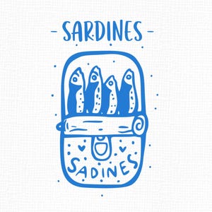 Puede incluir: Ilustraci&oacute;n azul de una lata de sardinas con la palabra "SARDINES" arriba y "SADINES" abajo. La lata contiene cinco peces estilizados. El dise&ntilde;o est&aacute; sobre un fondo blanco con una textura sutil.