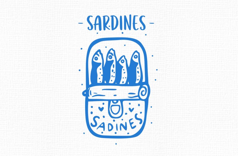Puede incluir: Ilustraci&oacute;n azul de una lata de sardinas con la palabra "SARDINES" arriba y "SADINES" abajo. La lata contiene cinco peces estilizados. El dise&ntilde;o est&aacute; sobre un fondo blanco con una textura sutil.