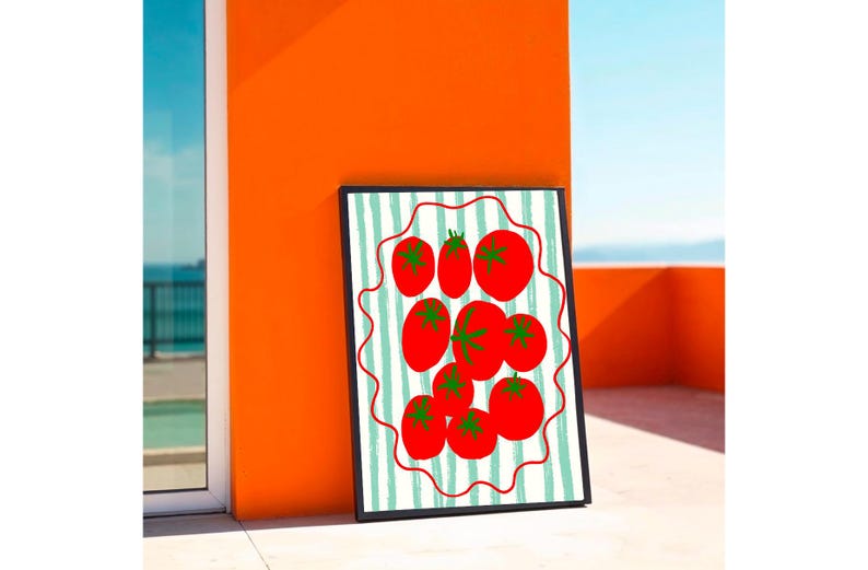 Puede incluir: Una impresi&oacute;n art&iacute;stica enmarcada con una vibrante ilustraci&oacute;n de tomates rojos con tallos verdes. Los tomates est&aacute;n dispuestos sobre un fondo a rayas con un borde ondulado rojo. La obra de arte est&aacute; colocada contra una pared naranja.