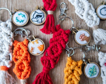 Porte-clé en macramé avec une mini broderie key chain