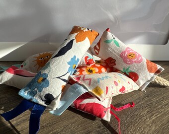 Jouet pour chat à la cataire fait main | Kicker coussin | Tissu coloré moderne + rubans/jute | Herbe à chat, cadeau chat