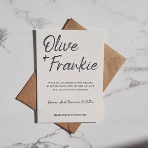 Huwelijksuitnodigingen, moderne minimale luxe, script zwarte tekst huwelijksuitnodigingen suite, bedrukte 5 x 7 inch huwelijksuitnodigingen, eenvoudige tekst