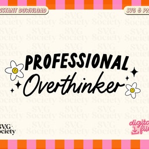Puede incluir: Diseño gráfico en blanco y negro con el texto "PROFESSIONAL Overthinker" en una fuente manuscrita en negrita. El diseño incluye dos flores blancas con caras sonrientes amarillas y dos estrellas blancas.