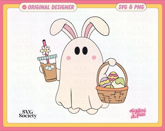 Può includere: Illustrazione di un cartone animato di un fantasma con orecchie da coniglio che tiene in mano un cestino di uova di Pasqua e un caffè freddo. Il fantasma è bianco con guance rosa e occhi neri. Il testo "ORIGINAL DESIGNER" e "SVG & PNG" è incluso.
