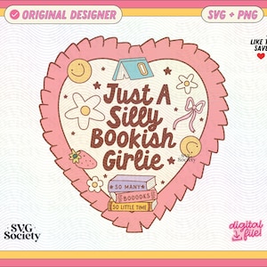 Może przedstawiać: Grafika cyfrowa z różowym wzorem w kształcie serca, z tekstem "Just A Silly Bookish Girlie". Projekt zawiera ilustracje kwiatów, książek i truskawek. Tło jest białe z falistym wzorem, a obramowanie jest różowe i żółte.