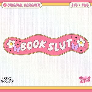 Puede incluir: Un gráfico rosa ondulado con las palabras blancas "BOOK SLUT", decorado con flores y mariposas. El diseño está enmarcado en rosa y amarillo, con el texto "ORIGINAL DESIGNER" en la parte superior.