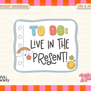 Op de afbeelding: Een blauwe, gele, groene en roze to-do lijst met een regenboog en een smiley. De tekst luidt "To Do: Live in the Present!"