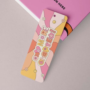 K&ouml;nnte beinhalten: Ein rosa und gelbes Lesezeichen mit Retro-Design. Das Lesezeichen hat ein wellenf&ouml;rmiges Muster und den Text "one more chapter!" in einem rosa Herz.