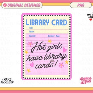 Könnte beinhalten: Eine digitale Grafik einer Bibliothekskarte mit einem rosa linierten Hintergrund, einem schwarz-weiß karierten Rand und dem Text "LIBRARY CARD", "Title:", "Author:", "Due Date", "Borrower's Name" und "Hot girls have library cards!" mit kleinen Sternen, Herzen und Blumen.