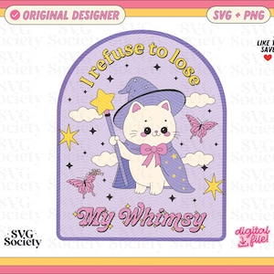 Puede incluir: Una ilustración caprichosa presenta un gato blanco con sombrero y capa de mago, sosteniendo una varita de estrella. El diseño incluye mariposas, estrellas y el texto "I refuse to lose My Whimsy" sobre un fondo morado, enmarcado en rosa y amarillo.